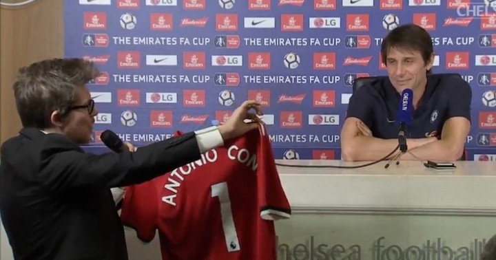 Darček od Mourinha. Conte dostal počas tlačovky dres Manchestru United